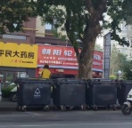 早上偶遇外卖小哥认真整理电单车车，整理储物箱把垃圾扔到垃圾箱